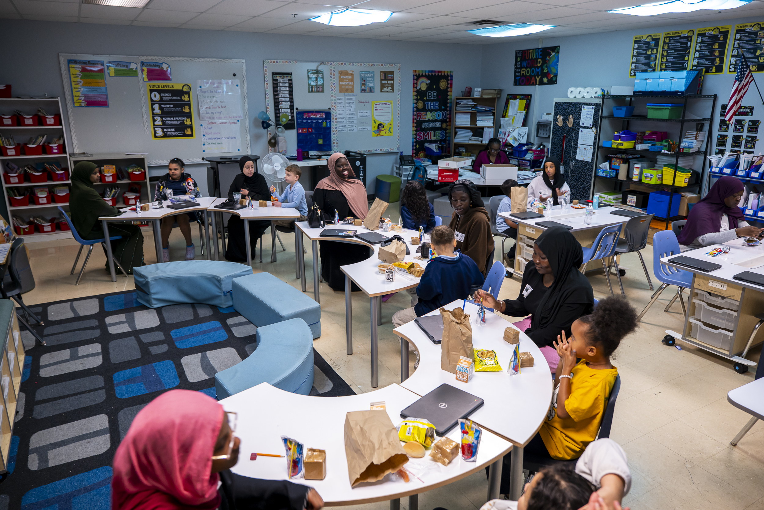 High school student mentoring an elementary reader